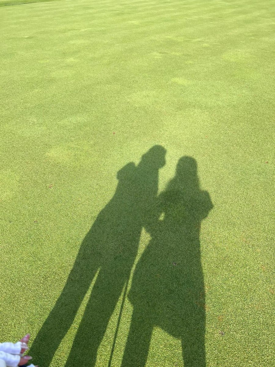 LilCoolKay4's tweet photo. 🏌️‍♀️ 오늘도 푸른 그린 위에서 작은 행복을 찾았어요🌿
스윙할 때마다 마음까지 시원해지고, 햇살은 살짝 따뜻하게 안아주는 기분☀️💕
스코어보다는 즐거움이 먼저니까요😆🙌

#골프여자 #골프그램 #골프스타그램 #골프일상 #라운딩 #골프여신 #힐링타임 #운동하는여자 #골프🏌️‍♀️✨ https://t.co/AyJohb5DFI