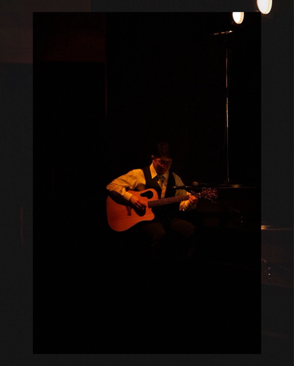 一座の名物であるのが役者のセリフのリズムに合わせて奏でられるギターの生演奏。

役者の魂と鑑賞頂く皆様の心を繋ぐ、
大切な要。

そのギター奏者ちゃんてじょんより
本公演に向けてのメッセージを皆様にお届けいたします🕊️

_____________♦︎______________

今もなお、色褪せることのない