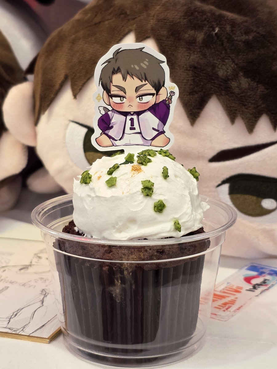 cafeoso_time's tweet photo. 반죽에 다크 커버춰와 발로나 코코아 파우더, 초콜릿 칩이 듬뿍 들어간 진짜 초콜릿 컵케이크🍫🧁

#카페오소 #생일카페 #생카 #생일펍 #컵홀더 #데뷔카페 #응원카페 #홍대 #홍대생카 #무료대관 #이벤트카페 #이벤트 #버터쿠키 #디저트 #커스텀디저트 #커스텀음료
#컵케이크 #초코케이크 #초코컵케이크 https://t.co/mplfmLt2Q2