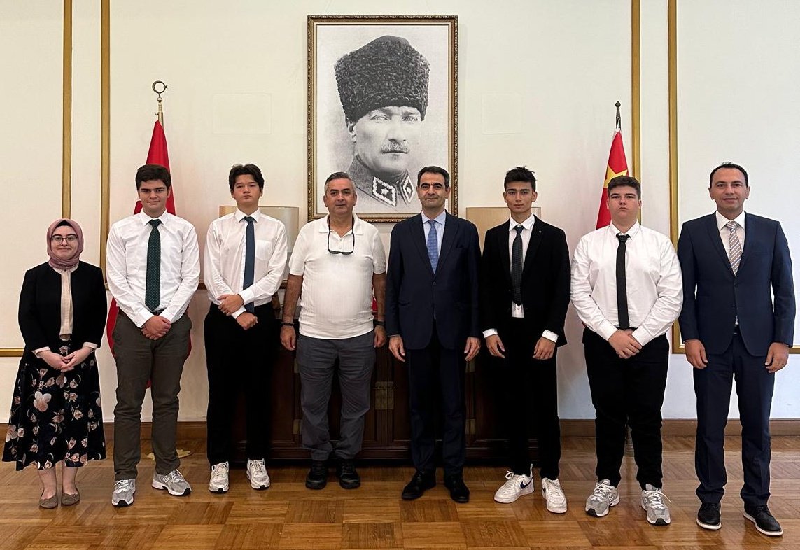 T.C. Pekin Eğitim Müşavirliği (@pekinegitim) on Twitter photo Çin Bilimler Akademisi tarafından düzenlenen her yıl 28 ülkeden 10 milyondan fazla öğrencinin başvurduğu ''Uluslararası Çin Genç Bilim ve Teknoloji İnavosyon Yarışması''nda öğrencilerimiz bireysel başarıların yanında 28 ülke arasından kategori birincisi oldu. <a href="/mebyyegm/">Yükseköğretim ve Yurt Dışı Eğitim Genel Müdürlüğü</a> <a href="/tcmeb/">Millî Eğitim Bakanlığı</a> Çin Bilimler Akademisi tarafından düzenlenen her yıl 28 ülkeden 10 milyondan fazla öğrencinin başvurduğu ''Uluslararası Çin Genç Bilim ve Teknoloji İnavosyon Yarışması''nda öğrencilerimiz bireysel başarıların yanında 28 ülke arasından kategori birincisi oldu. <a href="/mebyyegm/">Yükseköğretim ve Yurt Dışı Eğitim Genel Müdürlüğü</a> <a href="/tcmeb/">Millî Eğitim Bakanlığı</a>