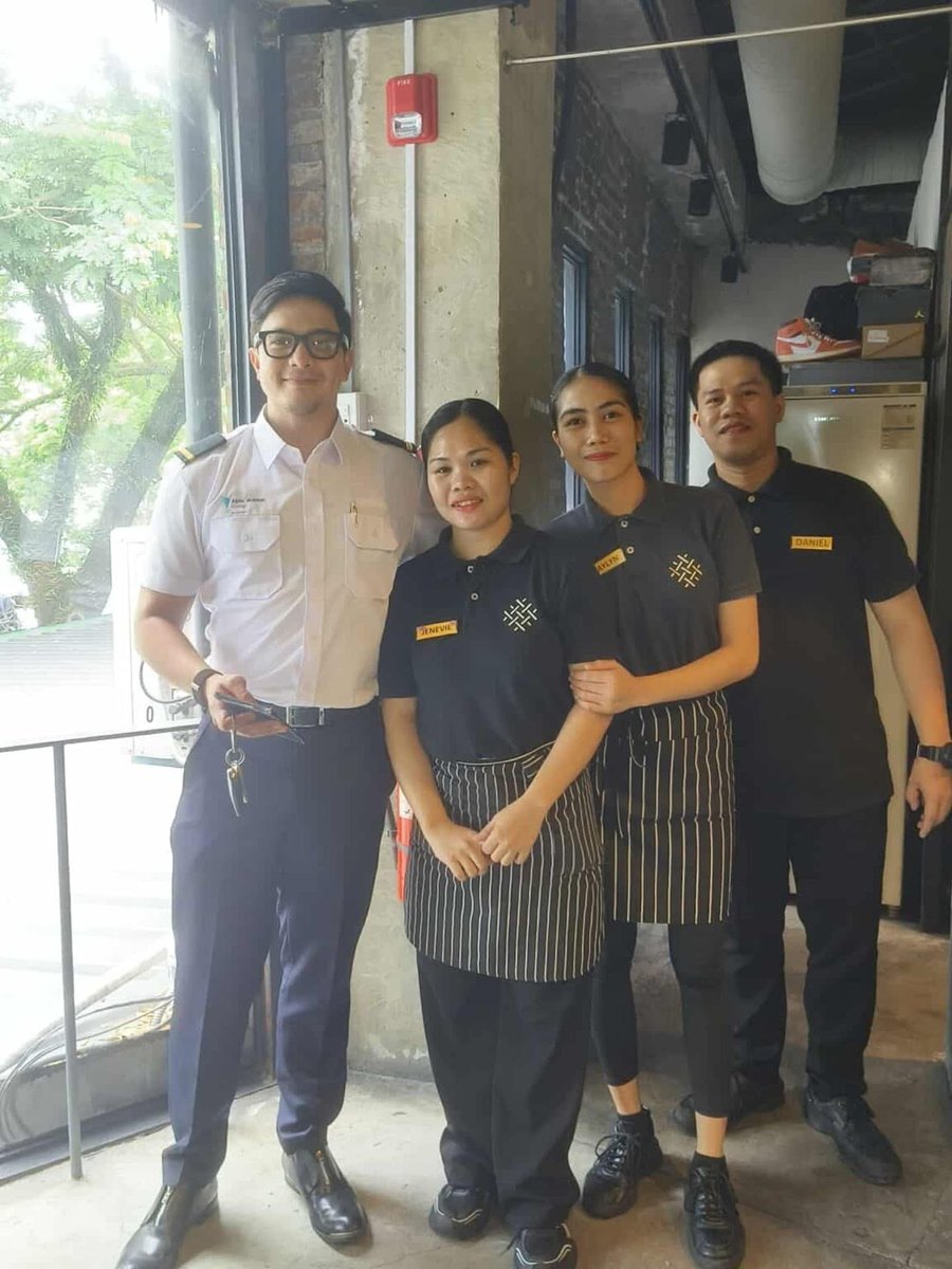 whenzymallow's tweet image. Iba rin talaga yung kagwapuhan nya pag nakauniform 🥰 Nakakatuwa na iniisa-isa nya mga resto na malapit sa school nya. 

#BuhayEstudyante
#ALDENRichards 
@aldenrichards02 

📸 GRILL SEOUL Korean BBQ
