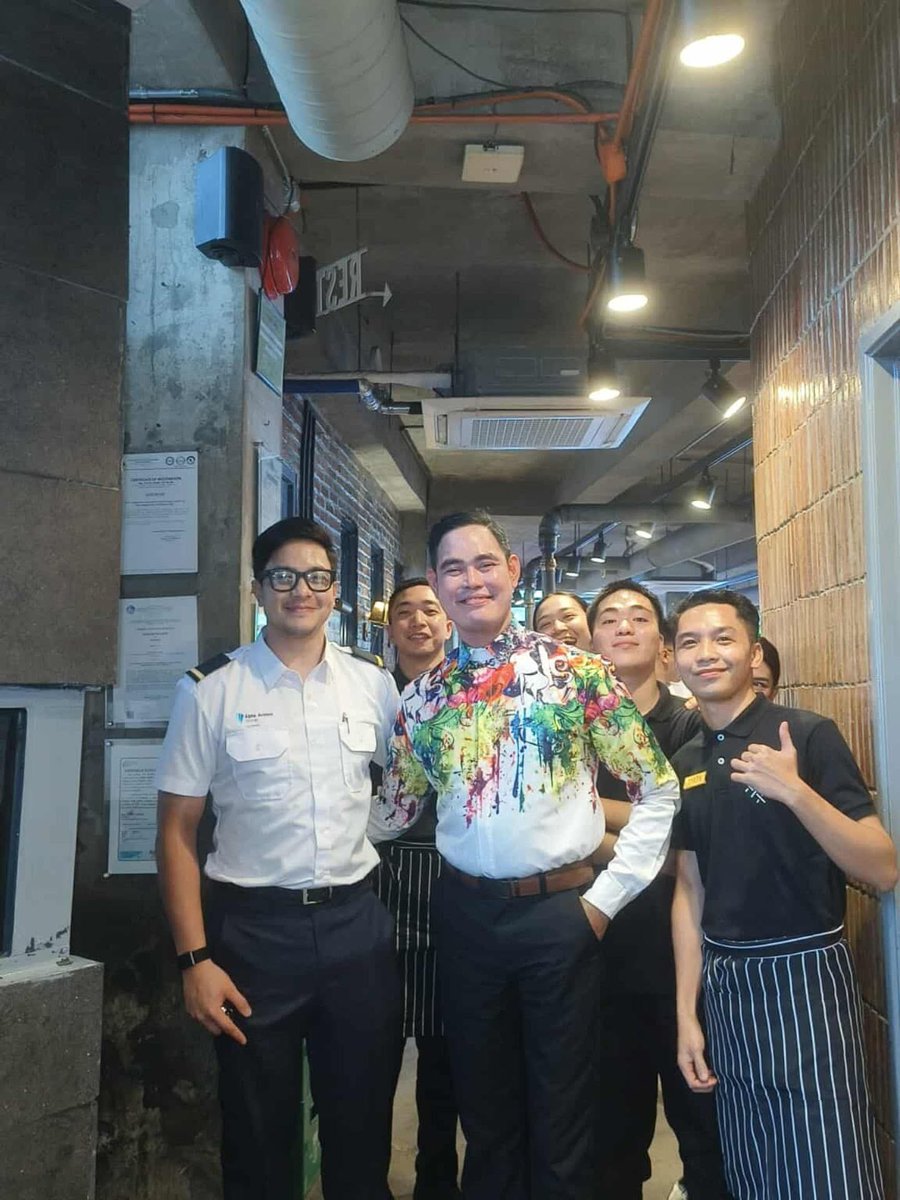 whenzymallow's tweet image. Iba rin talaga yung kagwapuhan nya pag nakauniform 🥰 Nakakatuwa na iniisa-isa nya mga resto na malapit sa school nya. 

#BuhayEstudyante
#ALDENRichards 
@aldenrichards02 

📸 GRILL SEOUL Korean BBQ