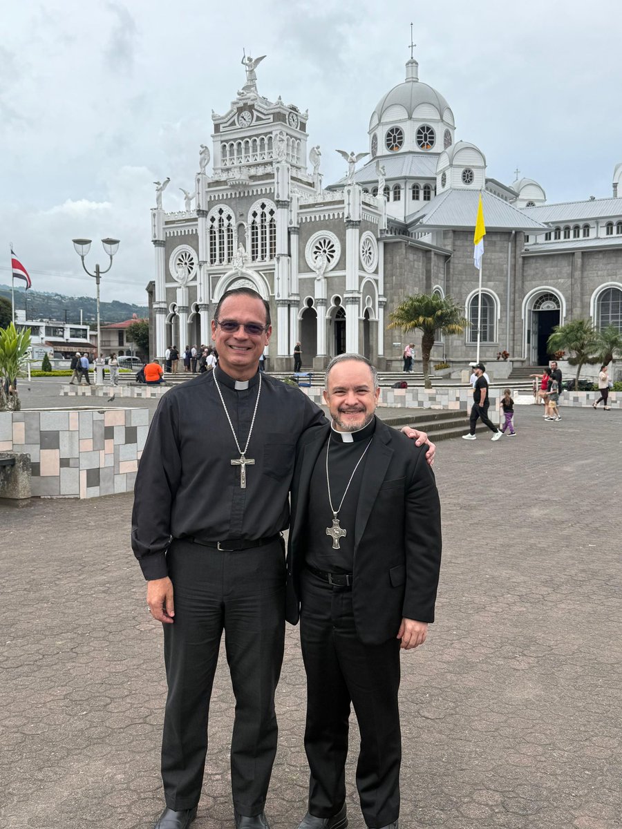 En #CostaRica visitamos la parroquia de Orosí y la  Basílica de los Ángeles. Por la tarde celebramos la Santa Misa en la Catedral Ntra. Sra.
del Carmen, Diócesis de Cartago. Rogando la intercesión de la Virgencita, pedimos a Dios por todos, especialmente por los migrantes