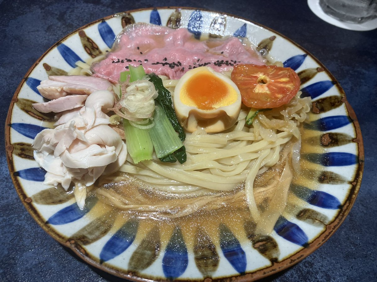 今週の波乗り後は、私のラーメン原点と思っている大西芳実氏の「うずとかみなり」に行きました。と言ってもかなりご無沙汰してたので進化し過ぎて戸惑い、結果［麺を味わう冷やし中華］に。麺にコシあって口触りいいし、具一つ一つもこだわりの味付けで驚いたよ！秋にはラーメン食べに行くよ