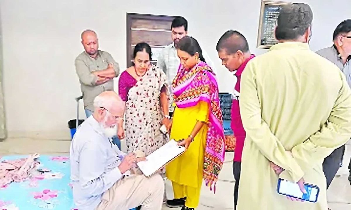 hydnewshunt's tweet image. High drama in Muradnagar, Hyderabad: A Daughter blocked her father from entering his flat despite the collector’s order. Police broke the lock and handed it over.

#Hyderabad #Muradnagar #SeniorCitizens
hyderabadnewshunt.com/daughter-block…