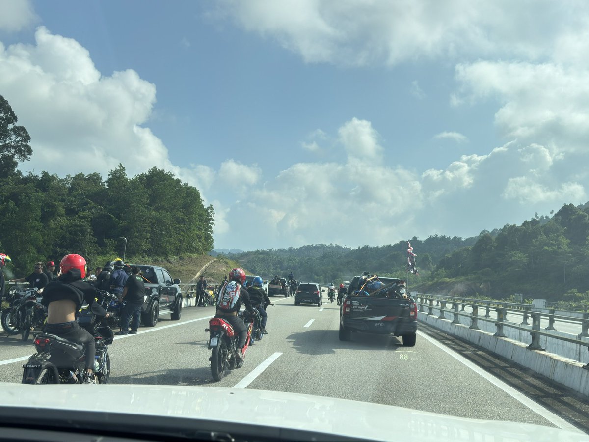 so many motorbikes on highway LPT today heading towards KT! Many riding dangerously and stopping everywhere on highway!. Where are the authorities?? <a href="/JPJ_Malaysia/">JPJ Malaysia</a> <a href="/PDRMsia/">Polis Diraja M'sia</a> @pdrmsia_trafik