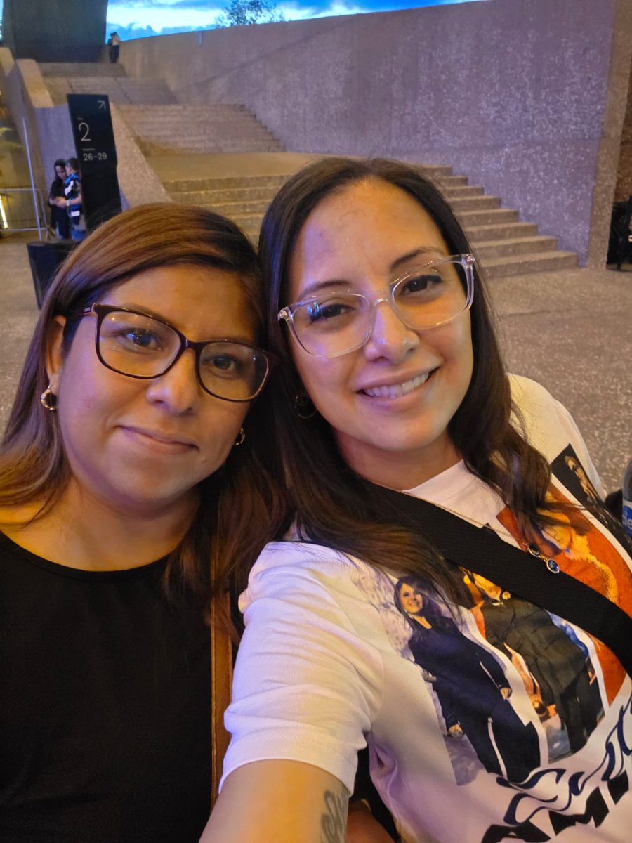 Tenía todo listo para ir a #EntreAmigos, literal todo… de repente me avisaron que tendría grabaciones ambos días. Le conté a <a href="/Carbon6smami/">YARI 🇵🇷🇺🇸</a> y le pedí ayuda para regalar mi boleto a alguien que pudiera disfrutarlo. El universo eligió a <a href="/yyaz33/">Yyazz</a> , y sin saberlo, terminó siendo