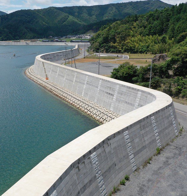 Je me joins aux idées de M. <a href="/BulosoW/">Willy Buloso</a> 🙏🌍. Regardez comment le Japon 🇯🇵 construit des murs anti-tsunami 🌊🧱 pour protéger ses villes et sauver des vies.

La RDC 🇨🇩 produit déjà énormément de ciment 🏗️⚙️, est-ce impossible de penser à des projets similaires pour Kalemie, Uvira ou