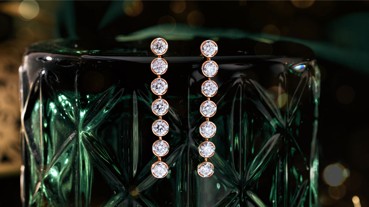 SunnyDiamond_4c's tweet photo. One pair is all it takes. These exquisite rose gold earrings, with their round brilliant cut diamonds, are the perfect statement accessory. Whether you're in a gown or a sari, they're the only sparkle you need to stand out.
#SunnyDiamonds #RoseGold #DiamondEarrings https://t.co/4qVxbh3E0A