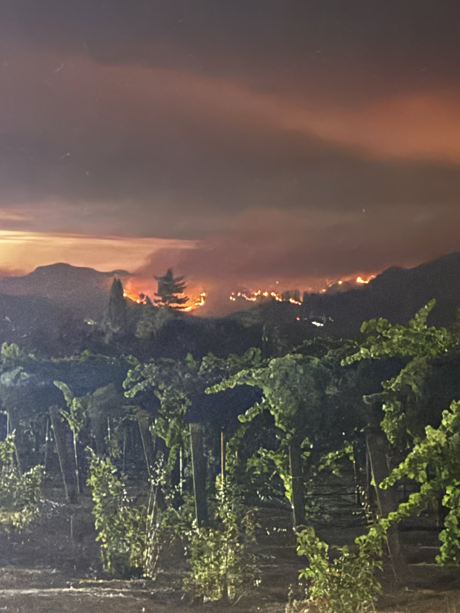 Simonkhalaf's tweet photo. Not again 😩 please! #pickettfire #CalistogaFire https://t.co/nrm2URNGMa