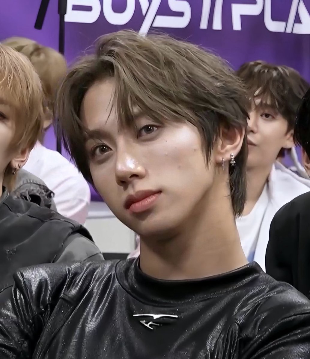 yulovle's tweet photo. this facecard is on the verge of eliminations btw ….. vote for harry june cus he has the talents to back up his gorgeous face https://t.co/FbxpDUYKfV