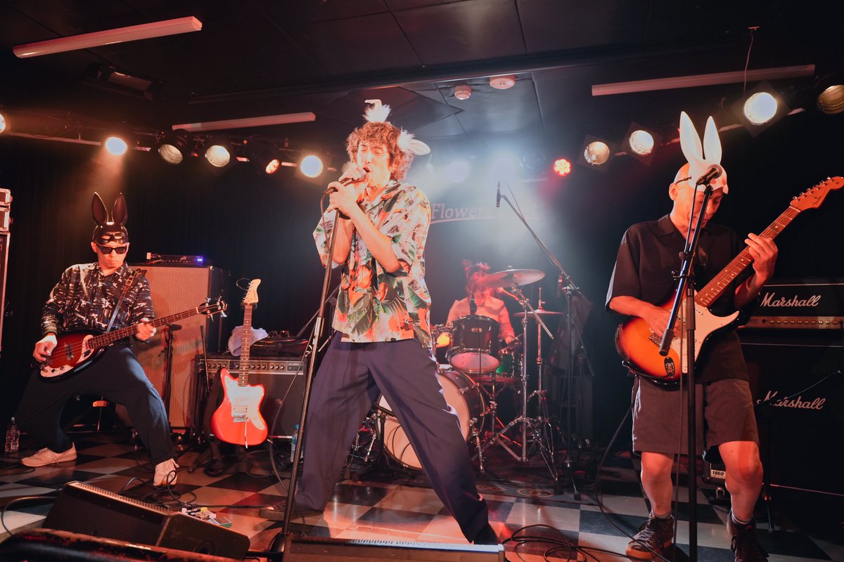 Asta2461's tweet photo. 8月21日(木)はバニーの日 ＠ 下北沢Flowers Loft
去年か一昨年にHeaven's Doorで確かレコ発ライブ（そのときもラブホが対バンだったような）聞いて以来2度目のニューロマンティックス
夏の歌、冬の歌、季節を織り込んだライブ楽しかった！

#ニューロマンティックス
#バニーの日 https://t.co/MzTnVKxAec