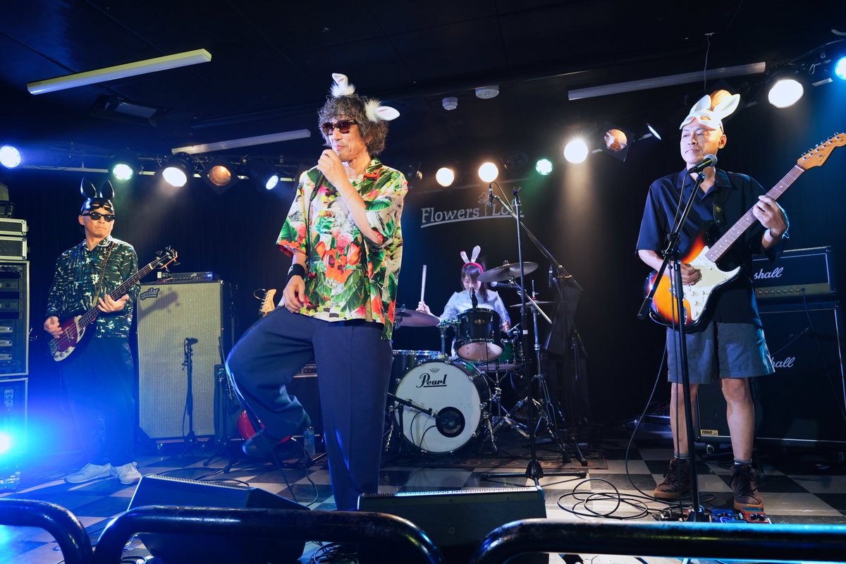 Asta2461's tweet photo. 8月21日(木)はバニーの日 ＠ 下北沢Flowers Loft
去年か一昨年にHeaven's Doorで確かレコ発ライブ（そのときもラブホが対バンだったような）聞いて以来2度目のニューロマンティックス
夏の歌、冬の歌、季節を織り込んだライブ楽しかった！

#ニューロマンティックス
#バニーの日 https://t.co/MzTnVKxAec