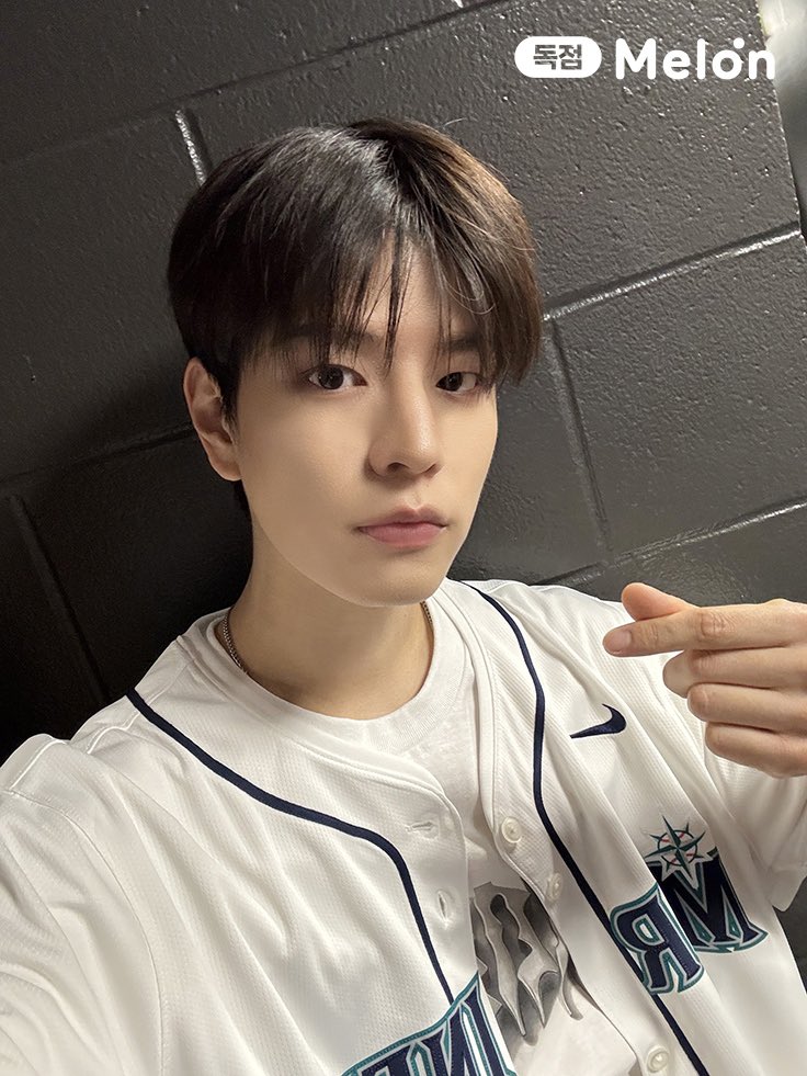 StrayKidStraya's tweet photo. [BEHIND 📸]

Stray Kids Melon spotlight behind images 🤯

via Melon ©️

pt. 4
STRAY KIDS GOOD KARMA DAY
#StrayKids_CEREMONY_OutNow
#스키즈컴백_축하의_세레머니
#CEREMONY @Stray_Kids https://t.co/Hk8xm2riUq