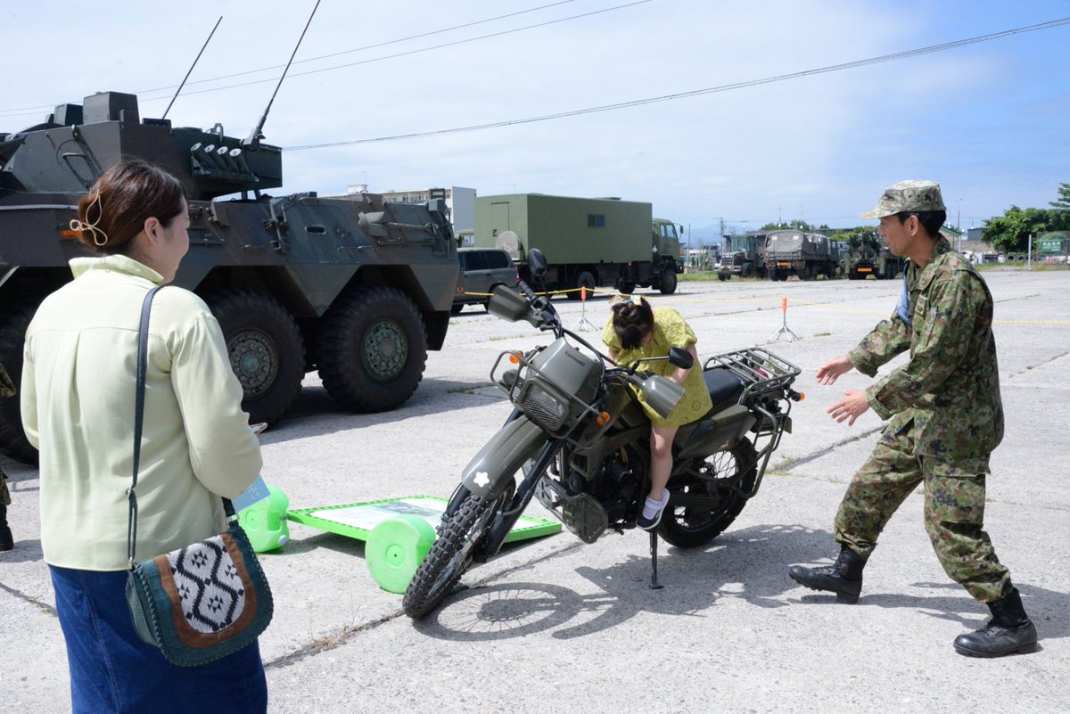 ＃八雲分屯基地 ＃創立48周年記念行事 にて行われた ＃第11偵察隊 及び ＃第28普通科連隊 による装備品展示の様子です。
来場者は、＃87式偵察警戒車 、＃高機動車 及び ＃偵察用オートバイ について隊員に質問したり、写真に収めたりと楽しんでいました。
＃陸上自衛隊 ＃第11旅団 ＃真駒内 ＃函館