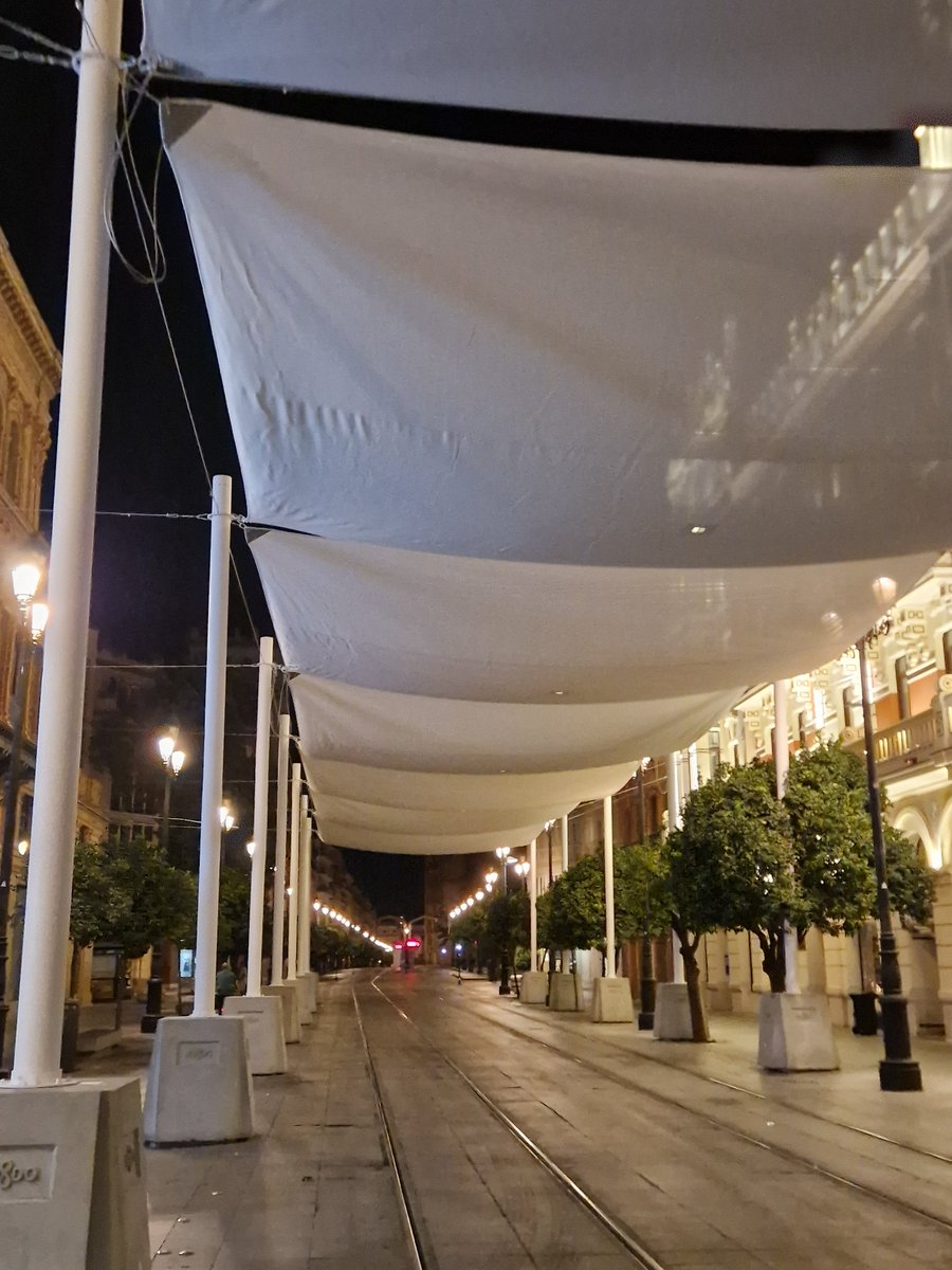 Habemus toldos...primer tramo toldos colocados <a href="/Ayto_Sevilla/">Ayuntamiento de Sevilla</a>
- Para que? Para nada
- Cuando?  Tarde
- Cuanto?  297.000€
Al menos <a href="/jlsanzalcalde/">José Luis Sanz</a> habéis aprendido de la experiencia  de los del Salvador y le han hecho agujero central para evacuar posibles aguas.
Ahora 2°cuando?