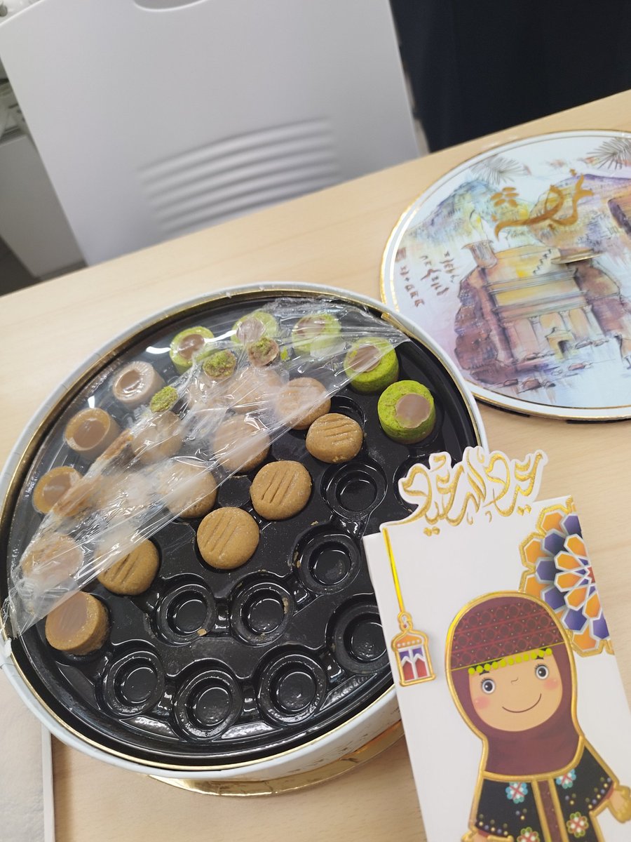 kjlsofficial's tweet photo. 🍰世界のお菓子🍰
今日はサウジアラビアから
こんにちは🇸🇦
初めて嗅ぐような、
スパイシーな香り漂う、
クッキーのようなお菓子✨️
-------------
サウジからオンラインレッスンを受けている学生さんが旅行で来日!
学校に遊びに来てくれたで〜

#スパイシー #サウジアラビア https://t.co/ApaZV6SrkS