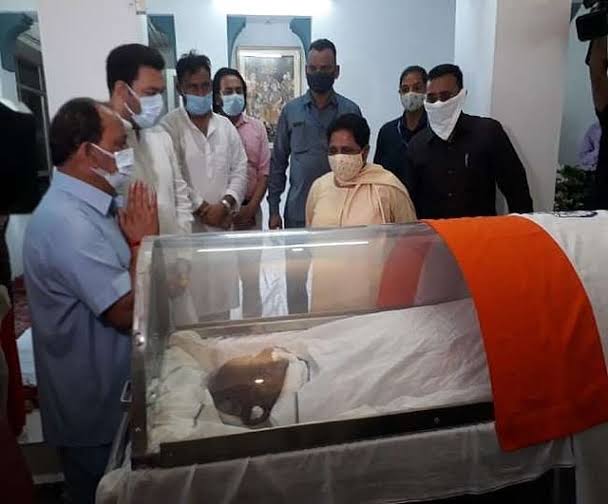 जब कल्याण सिंह जी का निधन हुआ था तब उन्हें श्रद्धांजलि देने के लिए मायावती जी भी आई थी

 जाहिर सी बात है कल्याण सिंह जी उत्तर प्रदेश के मुख्यमंत्री रहे हैं

 लेकिन आपको जानकर आश्चर्य और अखिलेश यादव की नफरती  सोच पर हैरानी होगी कि अखिलेश यादव कल्याण सिंह जी को श्रद्धांजलि देने