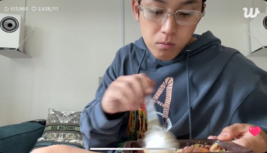 if ganto pov ni gyu nung nana bnb stream nila edi nakahiga siya sa blue sofa….. with wonwoo