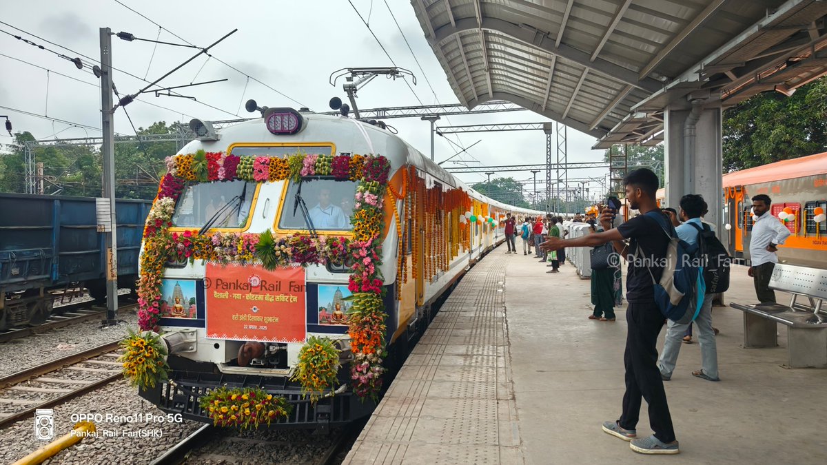 PankajRailFan's tweet image. बौद्ध सर्किट को जोड़ने वाली पहली ट्रेन गया जंक्शन के प्लेटफार्म संख्या 06 पर उद्घाटन के लिए सजकर तैयार गाड़ी संख्या 03624 गया-वैशाली मेमू फास्ट पैसेंजर।
#Gaya #Vaishali #Patna