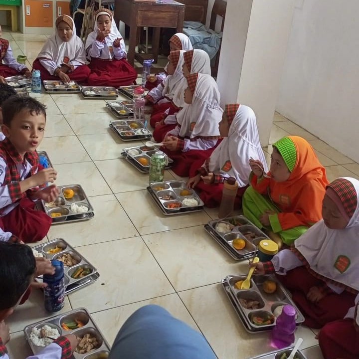 Akhirnya dapet kenagian MBG (Makan Bergizi Gratis) di sekolah anak. Ini adalah pertama merasakan program pak Prabowo.