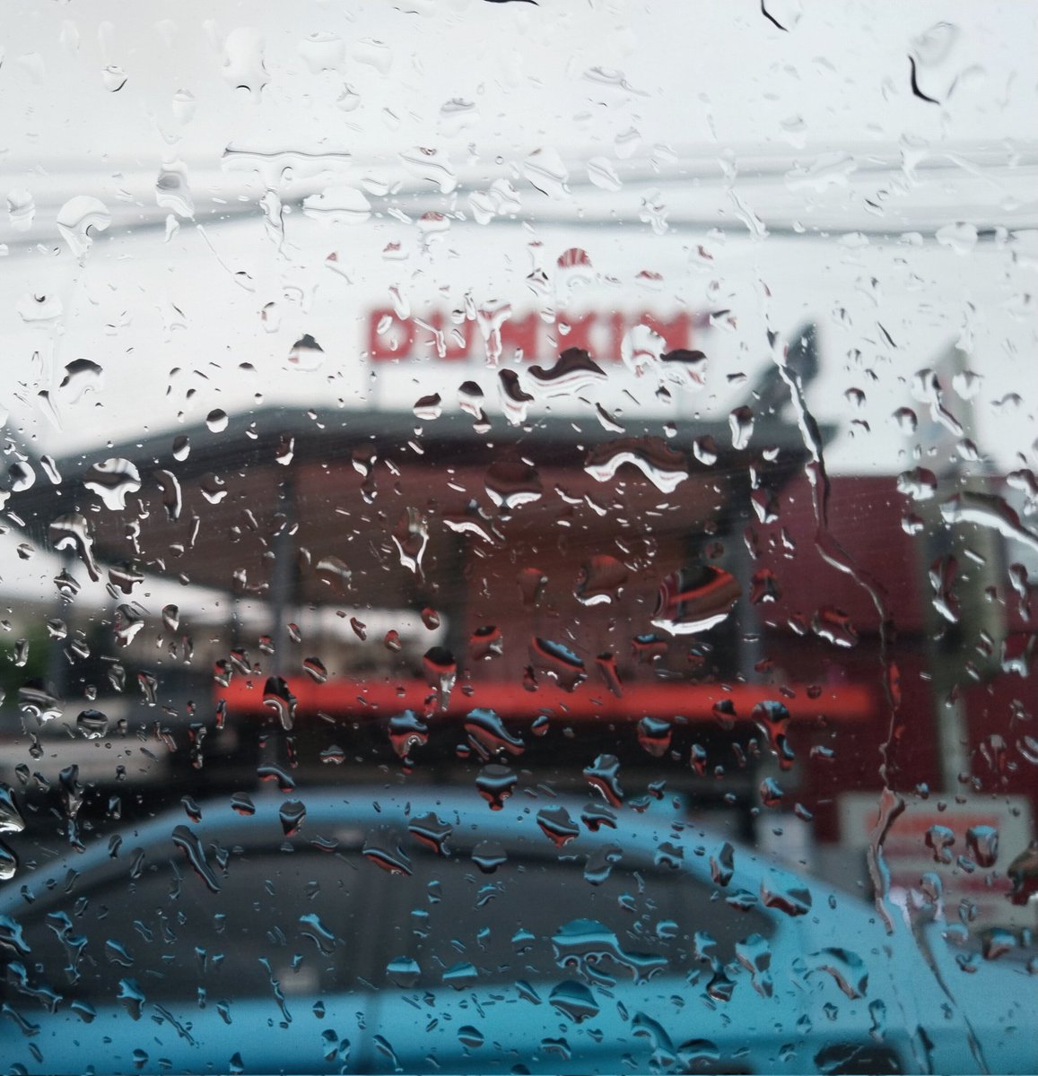 hueningiefan's tweet photo. stuck in traffic, saw a dunkin branch and at the same time a blue car passing by 🍩🍀🩵 #txtpilled #moaday 🫶🏼 https://t.co/zqm4E0KH1J