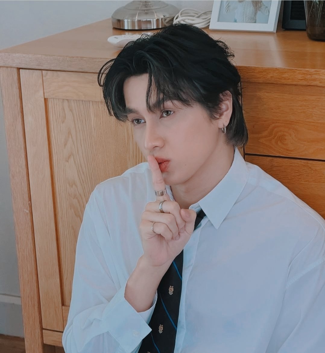 ItsLauriSa's tweet photo. Good morning ๐...
BTW... ISN'T THIS THE SAME BACKGROUND AS FOR THE KOREAN PHOTOS?? AND LOOKS LIKE HE WEARING A SCHOOL UNIFORM AGAIN UHUM.. WHO SPOILED TO GO TO KOREA AGAIN?... WAIT.. WAIT... I DELULU. I DONT HAVE A THINKU
#smartcsnp #smartchisanupong #Semart #csnp_21 @smart_csnp