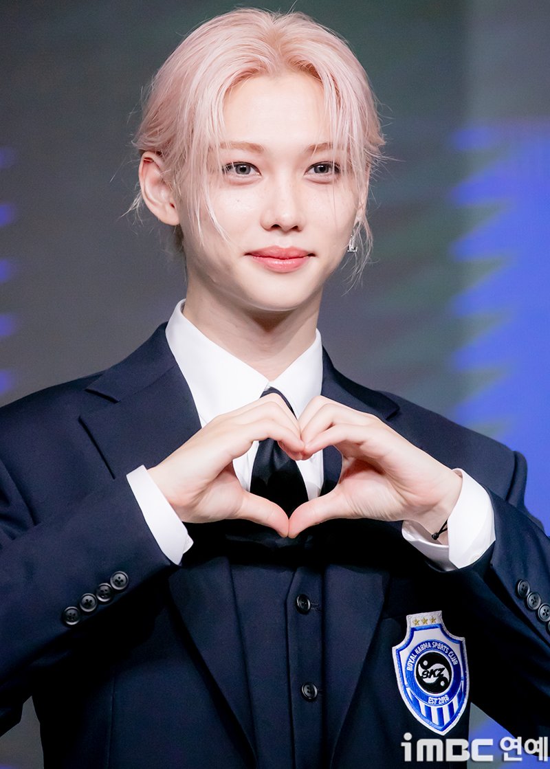 [포토] 스키즈 필릭스, 빛나는 눈동자 
#StrayKids #스트레이키즈 #SKZ #필릭스 #FELIX
#정규4집 #KARMA #앨범발매 #기자간담회_250822 [iMBC 연예]

스트레이키즈(방찬, 리노, 창빈, 현진, 한, 필릭스, 승민, 아이엔)는 타이틀곡 ‘세리모니(CEREMONY)’로 활발한 활동을 펼친다.

⬇️고화질 Click Plz⬇️