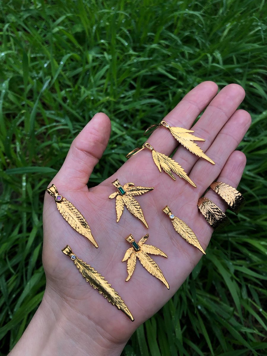 rasboss_'s tweet image. Cannabis Leaf jewelry - elevated 
Handcrafted with the real leaf🍃
Dipped in 24k gold
set with natural gemstones✨
rasboss.com

#cannabisjewelry #weedjewelry #cannabisart #weedart