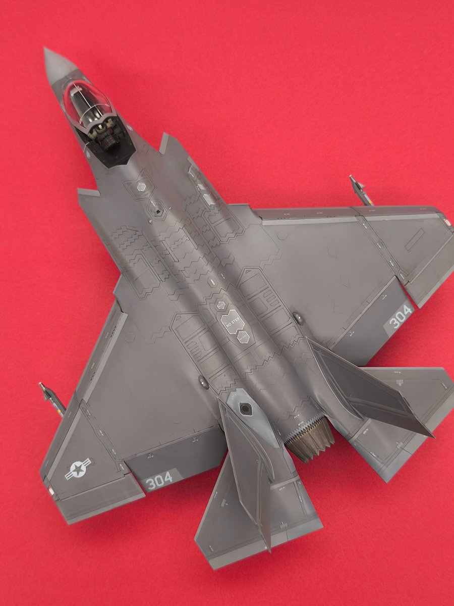 8月23日(土)ごろ発売の『1/72 ロッキード マーチン F-35C ライトニングII／￥4,400』です🆕

通常発着陸型のF-35A、短距離離陸/垂直着陸型のF-35Bに続き、艦上機タイプのC型が1/72スケールで登場！