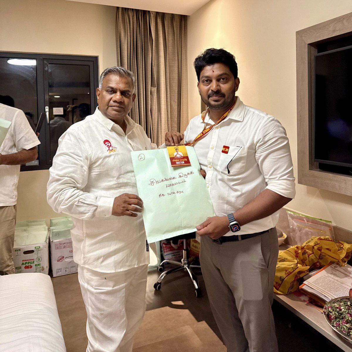 drtkprabhu_TVK's tweet image. வீரம் விளைந்த நம் மதுரை மண்ணில் நடைபெற்ற தமிழக வெற்றிக் கழகத்தின் 2வது மாநில மாநாட்டில் மருத்துவக் குழு மற்றும் மருத்துவ உதவிக் குழுவின் ஒருங்கிணைப்பாளராக என்னை நியமித்த தலைவர் தளபதி மற்றும் அன்புக்குரிய அண்ணன் பொதுச்செயலாளர் என். ஆனந்த் Ex MLA அவர்களுக்கு மனமார்ந்த நன்றியை…