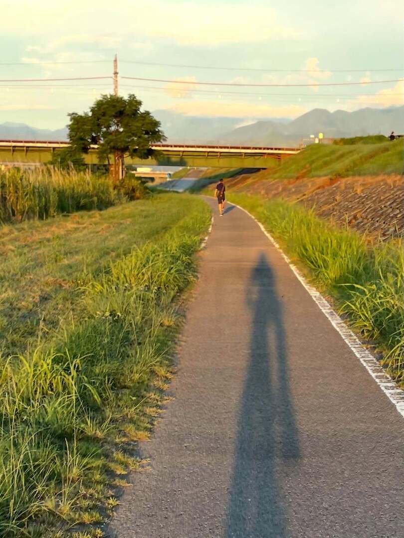 夕方のランナーとサイクリスト #isg
instagr.am/p/DNpPQDBzxpC/