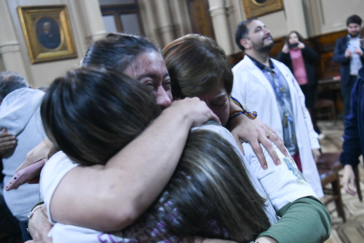 LuciaCorpacci's tweet photo. ¡Hoy dimos un paso enorme en el Senado! Se convirtió en ley la Emergencia Pediátrica, un avance fundamental para garantizar más recursos, cuidados y derechos a todos los niños y niñas de nuestro país.
El acompañamiento de médicos, enfermeros y trabajadores del Hospital Garrahan fue clave para que esta lucha se haga realidad.
Esta ley también significa alivio y reconocimiento para los residentes, que son el corazón de nuestro sistema de salud. ¡Feliz!

https://t.co/gnn5ThxU68