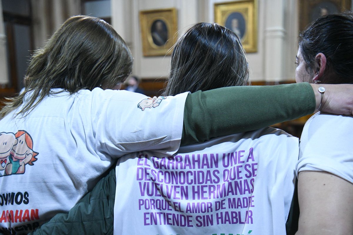LuciaCorpacci's tweet photo. ¡Hoy dimos un paso enorme en el Senado! Se convirtió en ley la Emergencia Pediátrica, un avance fundamental para garantizar más recursos, cuidados y derechos a todos los niños y niñas de nuestro país.
El acompañamiento de médicos, enfermeros y trabajadores del Hospital Garrahan fue clave para que esta lucha se haga realidad.
Esta ley también significa alivio y reconocimiento para los residentes, que son el corazón de nuestro sistema de salud. ¡Feliz!

https://t.co/gnn5ThxU68