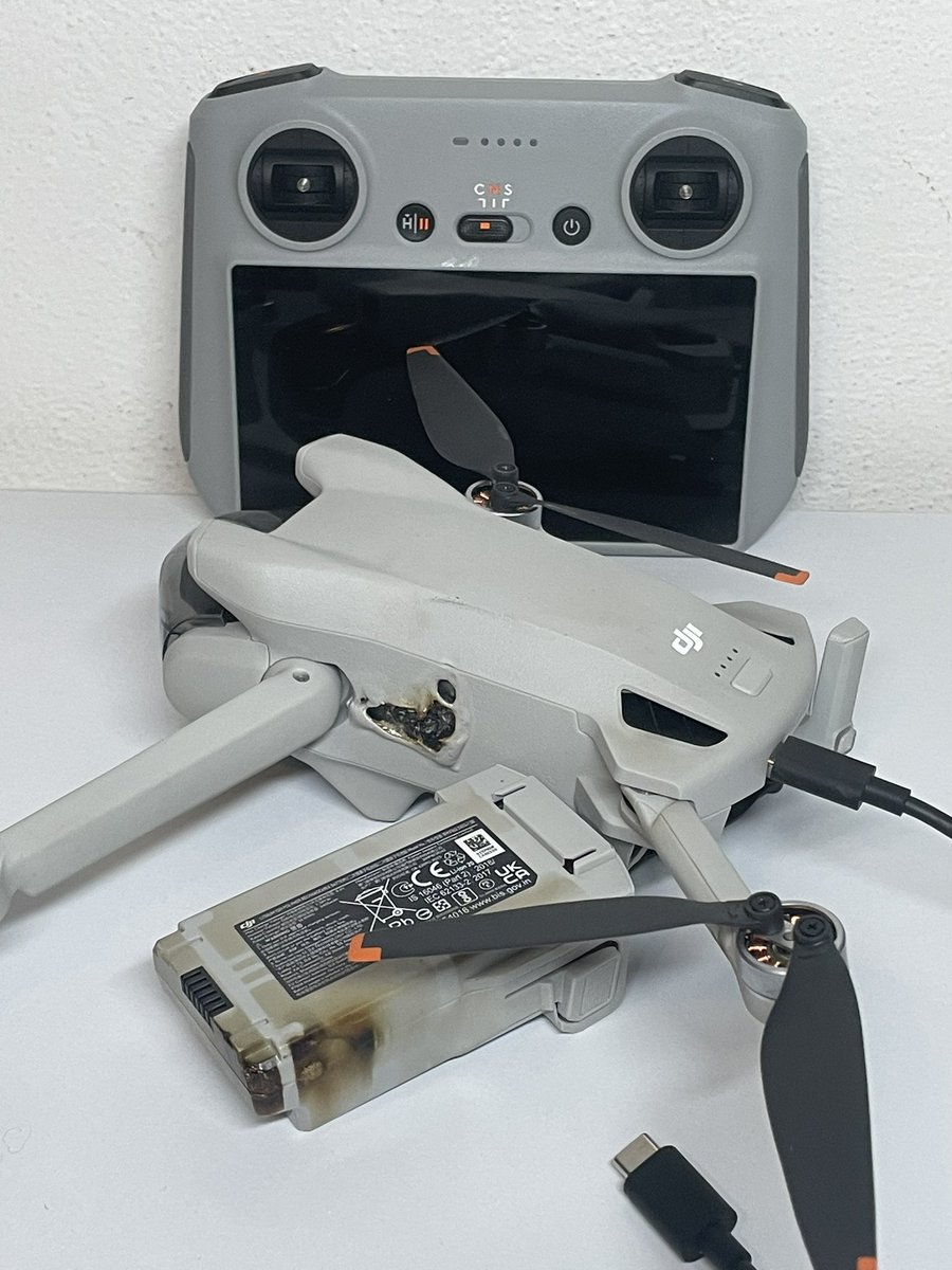 HenryZamarripa's tweet photo. Alerta !! Al cargar tu pila en el Drone minidji3 se quema  y afecta  tu Drone en el segundo día de uso @DJIGlobal @DJIJAPAN @dji https://t.co/1PUktwEDdl