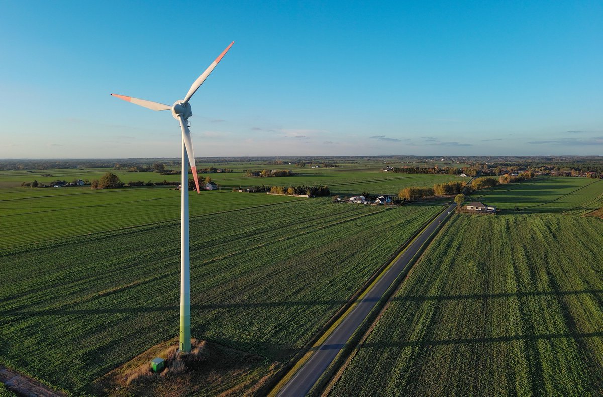 Typowy wiatrak o mocy 3 MW w polskich warunkach produkuje rocznie ok. 7500–9000 MWh energii. Jeden taki wiatrak może zasilić energią ok. 2500-3000 gospodarstw domowych przez cały rok. Wpływy do budżetu gminy z jednego wiatraka to od 80 do 100 tys. zł rocznie.