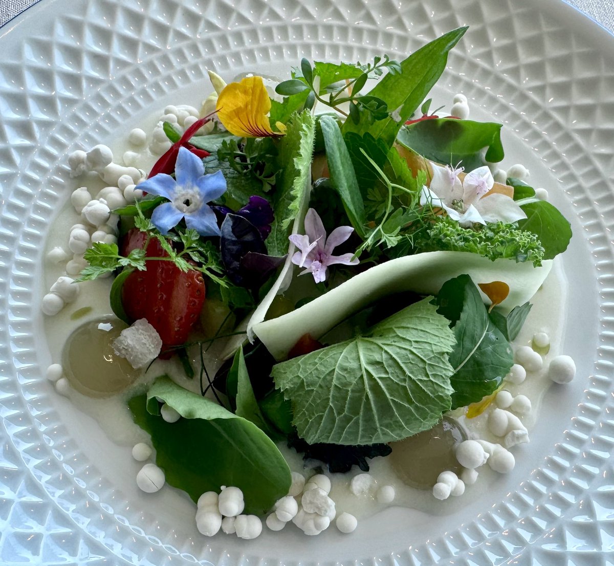 Antes que un restaurante, Culler de Pau (O Grove) es una escuela de pensamiento. Un ecosistema botánico rodeado de 350 variedades de plantas donde la naturaleza condiciona el fondo de cada plato. Sin duda, en el mejor momento de su fecunda trayectoria. gastroactitud.com/restaurante/cu…