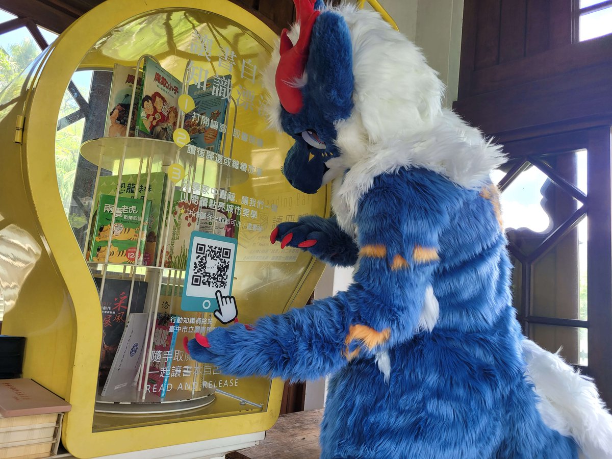 Let me see how to borrow this book🧐🧐

#FursuitFriday 
#furry