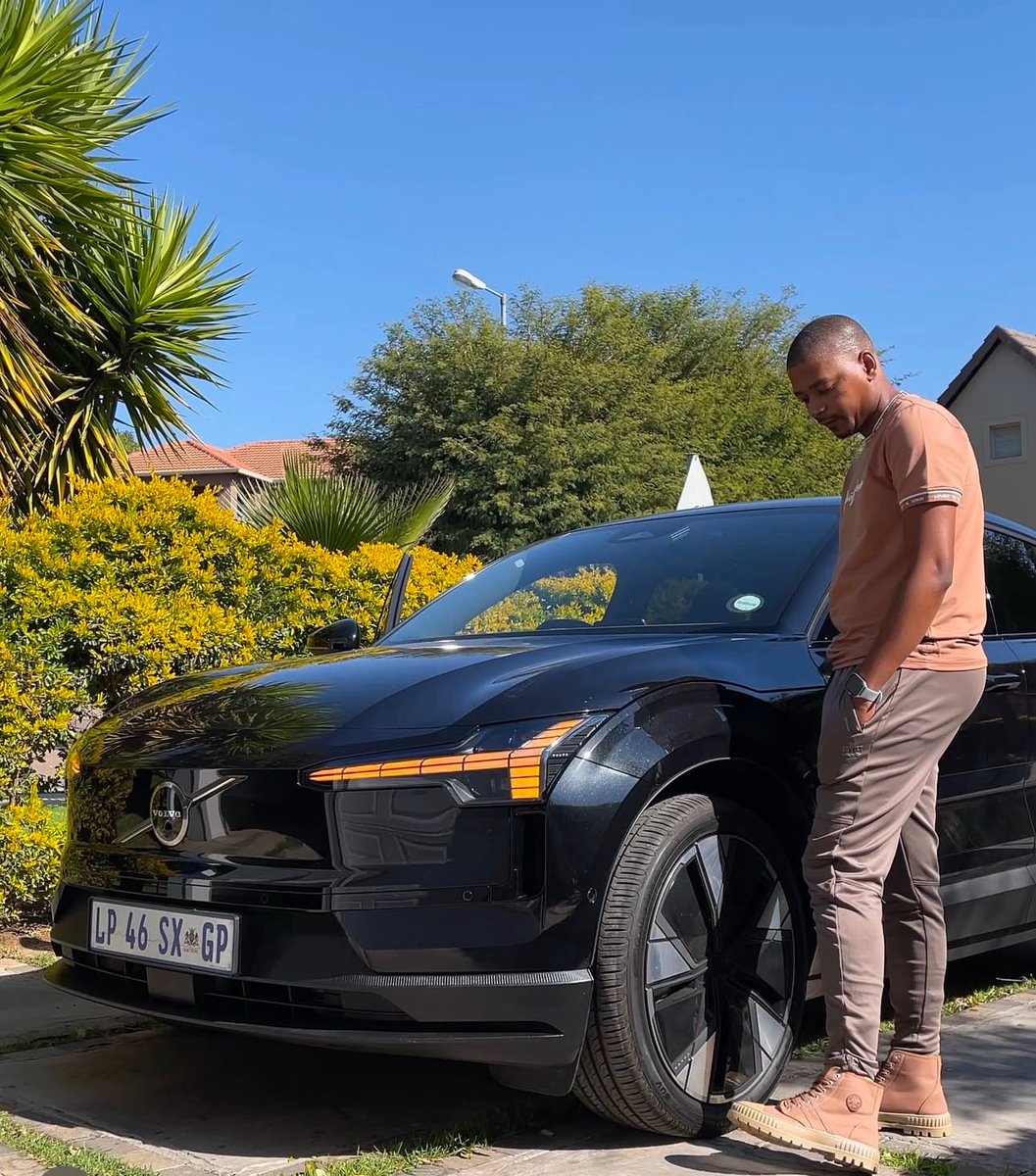 OtsileJK's tweet image. Ladies and Gentlemen 

Happy Front-end Friday!