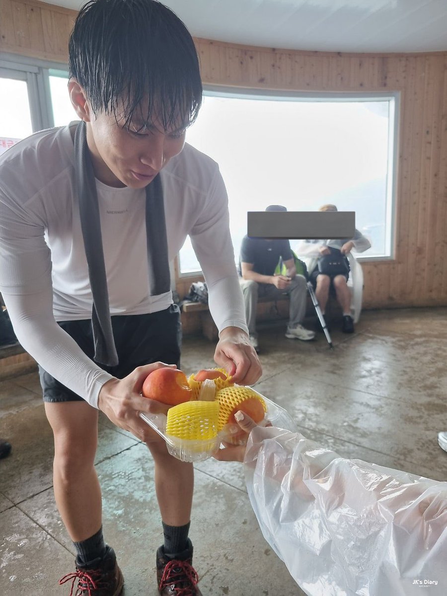 sssssskkkkkk_'s tweet photo. 블로그 속 한라산에서 복숭아 나눔하는 은광이 사진😻
혹시.. 제가 이 복숭아를 드리면 짐일까용..?? 하는 은광이가 음성지원됨 ㅋㅋㅋㅋㅋㅋㅋㅋ https://t.co/B7L4xoQm9u