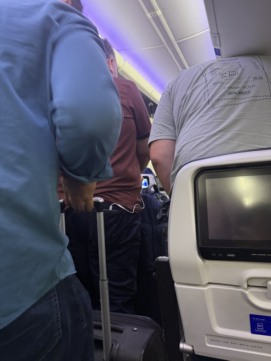 DanteTheDon's tweet image. Imagine hopping over Katic to stand in the aisle as soon as the bell sounds, (blue shirt) do stretches, grab your suitcase 8 rows early, all to rush off the plane so you can stand right outside the door and wait for your friend in the way back. These people need the electric…