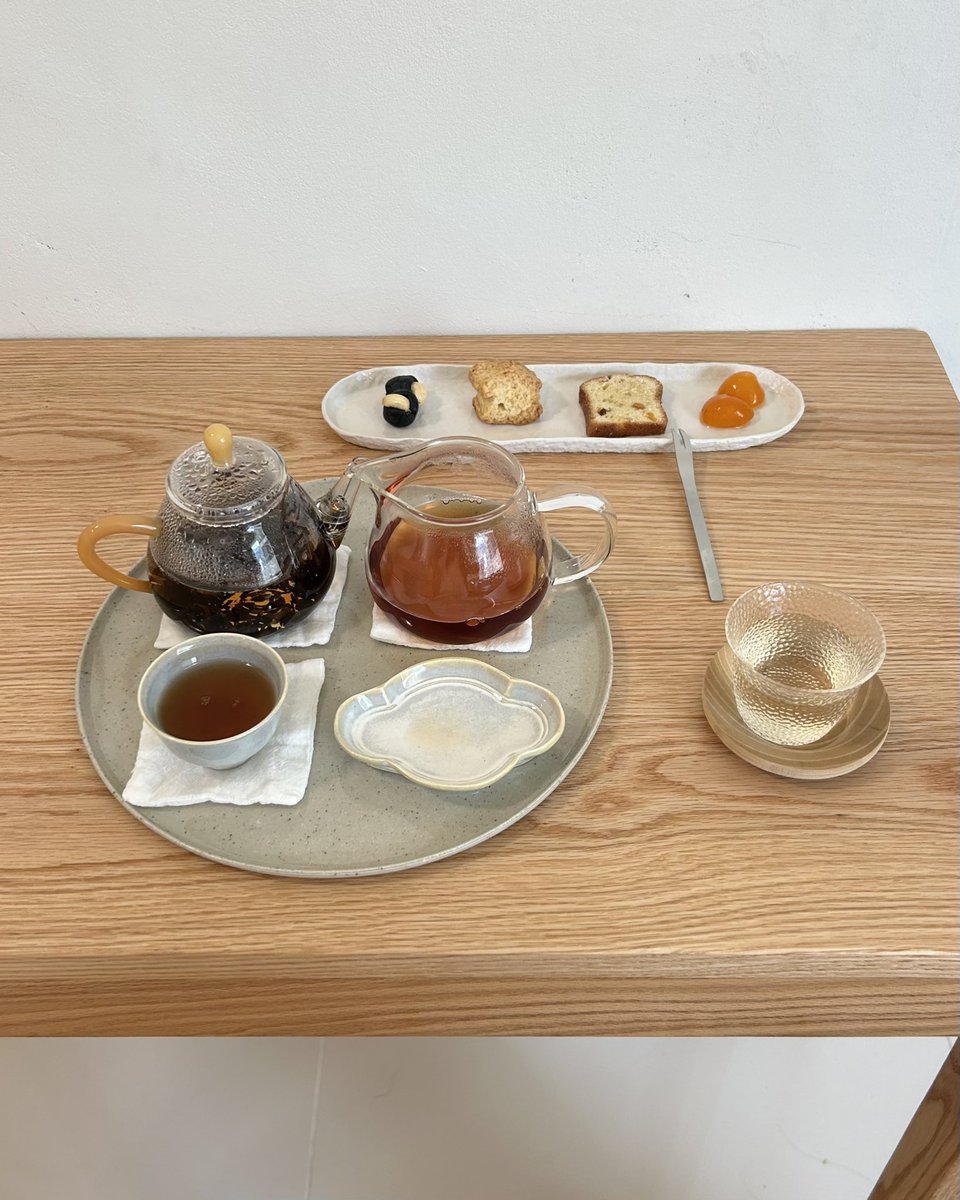 tenough_yb's tweet photo. 대구 단정
새로 생긴 찻집! 

하동 녹/백/홍/호지 네 가지 차가 있고 그 외 음료들이 여럿 있다
적당한 음악과 향긋함이 있는 곳

단정하다는 인상 그 자체 https://t.co/7IDpRttvc2