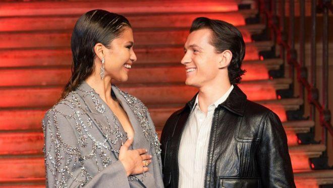 21. 8. 2025 - Šéfkuchař Sam Holland prozradil, že svému bratrovi Tomovi posílá jednoduché rostlinné recepty na dny, kdy má službu u večeře a jeho snoubenka Zendaya je zaneprázdněná natáčením. Tom se mezitím v podcastu Dish označil za dobrého kuchaře, ... evropa2.cz/clanky/lifesty…