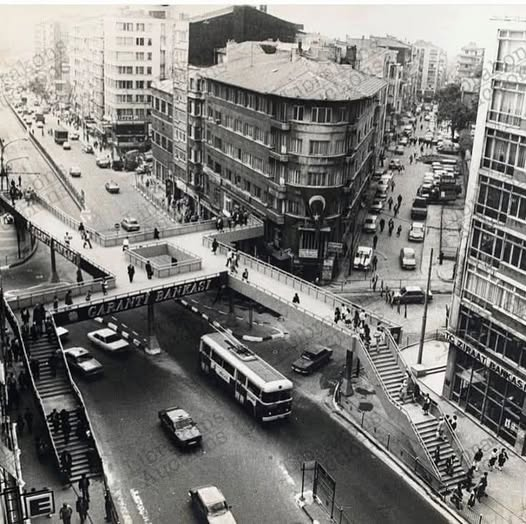 Osmanbey’in Meşhur “Örümcek” Üst Geçidi
1980’lerin başında inşa edilen Osmanbey yaya üst geçidi, kare tasarımı ve dört bir yönden erişilebilen merdivenleri sayesinde halk arasında “Örümcek” olarak adlandırıldı.