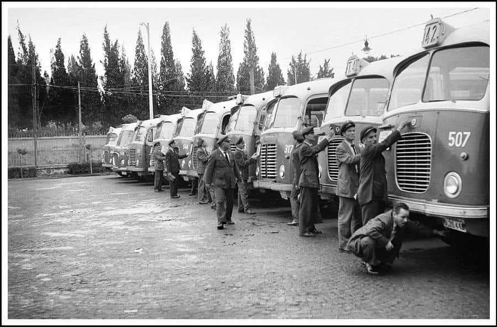 Şişli  İETT  Otobüs  Garajı  -  1962
Sefer  öncesi  kontrol  eden    görevliler ..