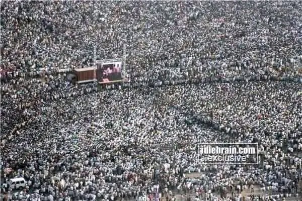 Booknote8's tweet image. சிரஞ்சீவிக்கு கூடாதா கூட்டமாடா, இப்ப அவன் அட்ரஸ் இல்லாம இருக்கான், ரசிகர்கள் வேறு, பொதுமக்கள் வேறு.