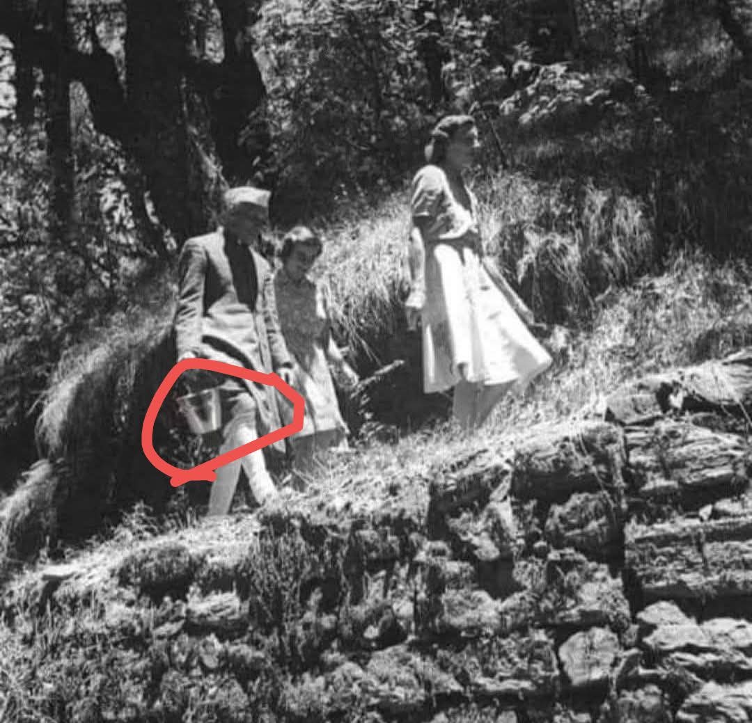 हाथ में डब्बा लेकर जंगलों में ??
क्या ये हगने जा रहे हैं