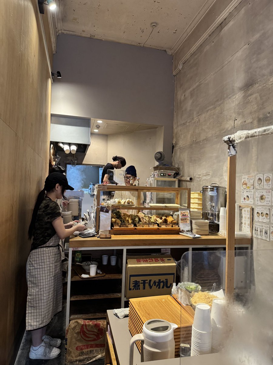 早起きは三文の徳
コンビニやチェーン店は虚しい。喫茶店のモーニングも良いけど、と検索して見つけた。
イリコ出汁が疲れた胃に沁み渡る〜　
うどんと出汁を交互に数回啜り炙り豚バラに柚子胡椒を載せてうどんを巻き、口いっぱいに頬張ってワンパク食い

大満足でホテルに戻ってもまだ8時
1日長いな〜