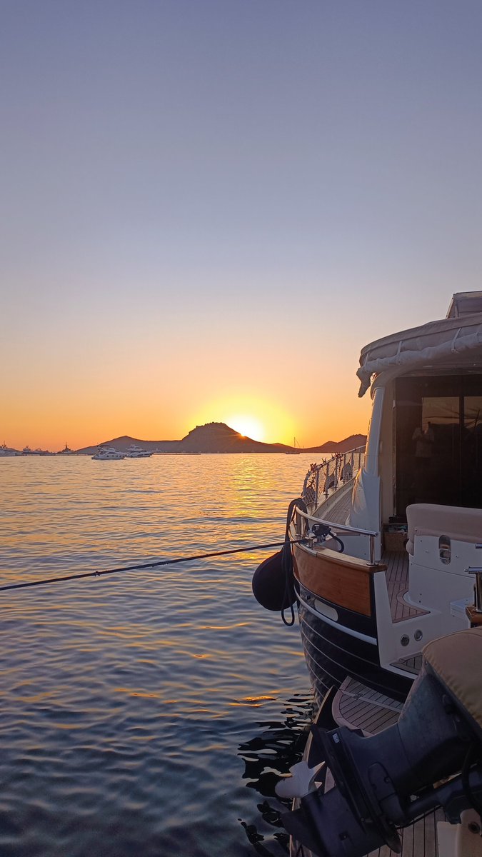 Bir çınlamadan başka nedir ki insan?
Bir tutkudan
Bir gün batımı şarkısından başka nedir?
#şükrüerbaş