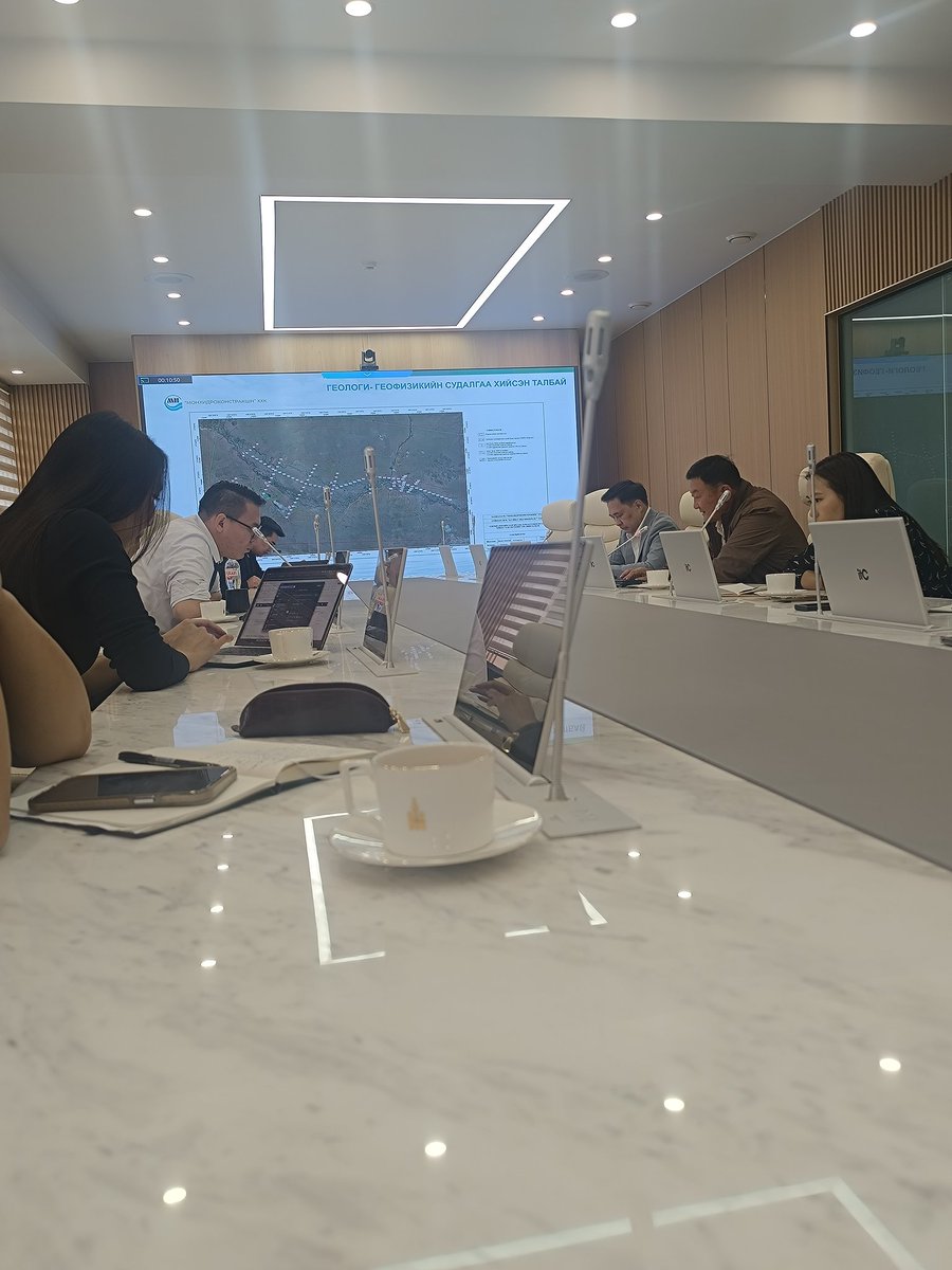 Эдийн засаг, хөгжлийн яаман дээр говийг усжуулах Хэрлэн-Тооно төслийн ТЭЗҮ г хийж буй компани  танилцуулга хийж байна. Говийн бүсийн хөгжил усан хангамжаар хязгаарлагдаж буй